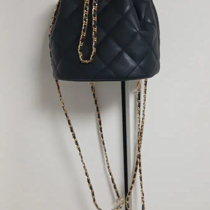 [BUNJANG] Metrocity Quilted Black Chain Backpack / 메트로시티 퀼팅 블랙 체인 백팩