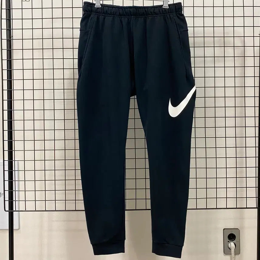 [SOLD OUT] <L> 나이키 신형 드라이핏 스우시 테이퍼드 조거 팬츠
