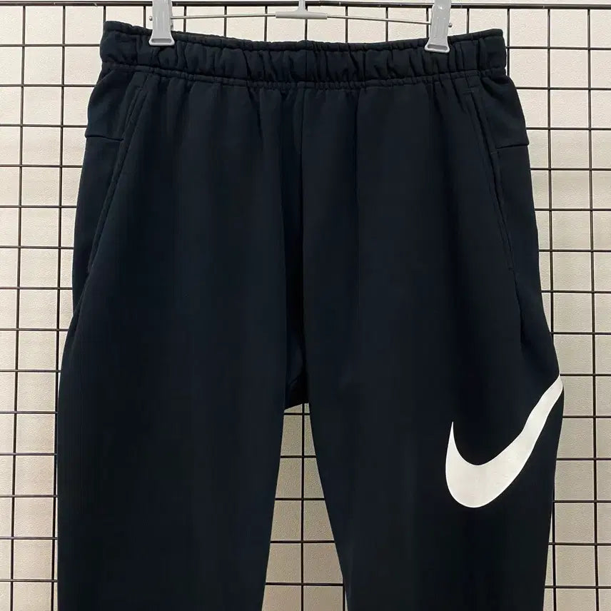 [SOLD OUT] <L> 나이키 신형 드라이핏 스우시 테이퍼드 조거 팬츠