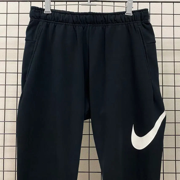 [SOLD OUT] <L> 나이키 신형 드라이핏 스우시 테이퍼드 조거 팬츠