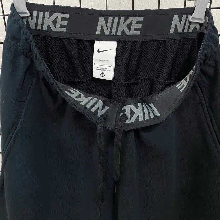 [SOLD OUT] <L> 나이키 신형 드라이핏 스우시 테이퍼드 조거 팬츠