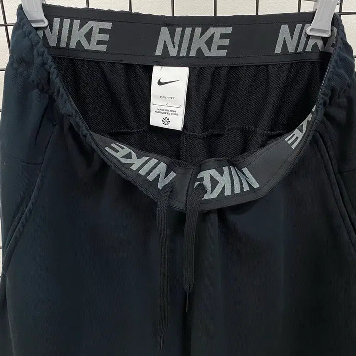 [SOLD OUT] <L> 나이키 신형 드라이핏 스우시 테이퍼드 조거 팬츠