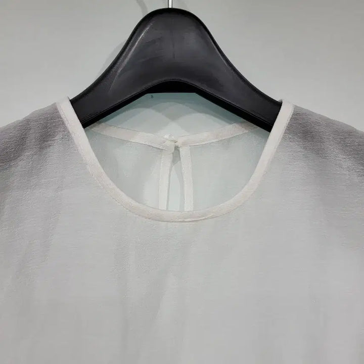 [BUNJANG] It MICHAA Sleeveless Rayon Blend Blouse / 잇미샤 민소매 레이온 혼방 블라우스
