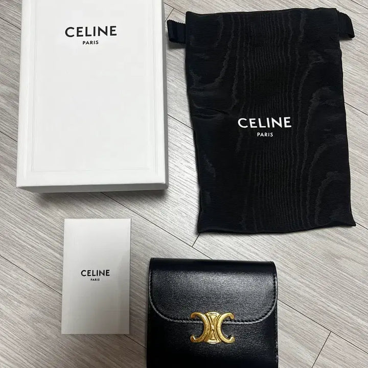 [SOLD OUT] 셀린느 스몰 트리옹프 플랩 지갑 블랙