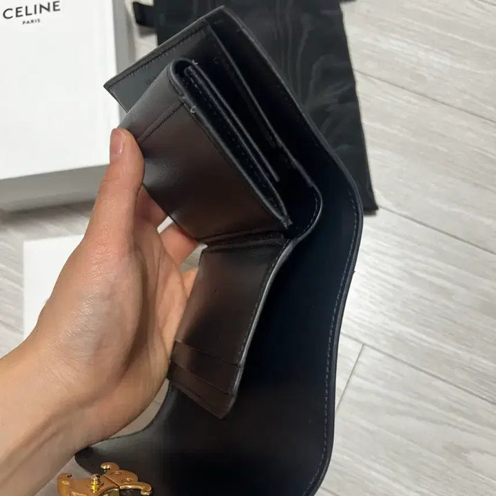 [SOLD OUT] 셀린느 스몰 트리옹프 플랩 지갑 블랙