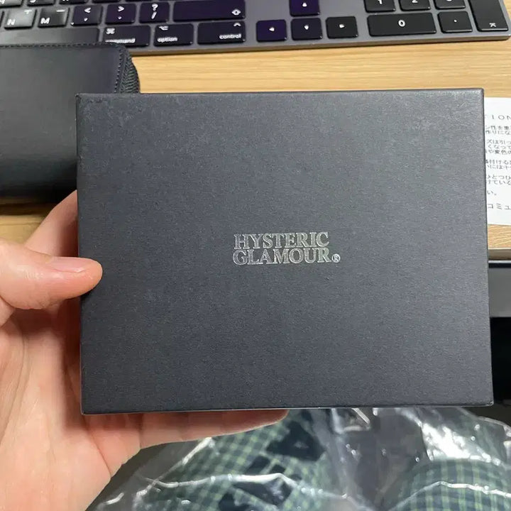 [SOLD OUT] 히스테릭 글래머 로고 스터드 라운드 집 미니 월렛 블랙