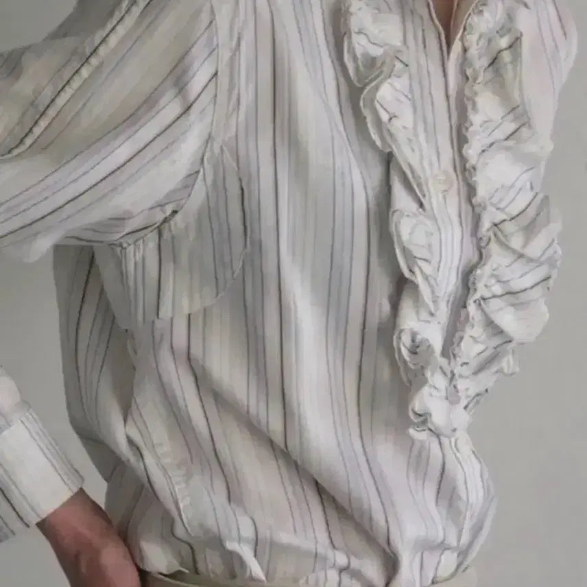 [BUNJANG] eonts Ruffle Shirt / 에옹쓰 러플셔츠 eonts ruffle 40 shirts
