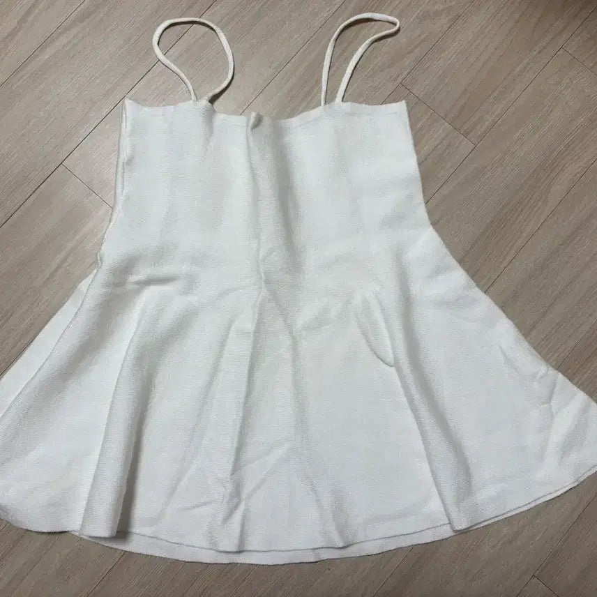 [BUNJANG] Flare White Tank Top / 플레어 나시