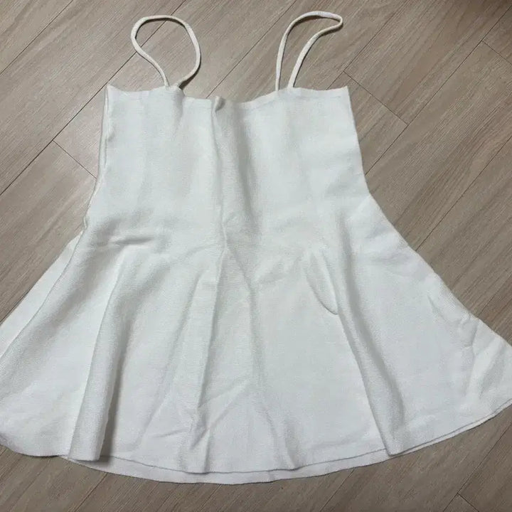 [BUNJANG] Flare White Tank Top / 플레어 나시