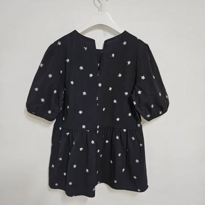 [BUNJANG] Thursday Island Floral Embroidered Blouse / 써스데이아일랜드25 꽃자수 블랏
