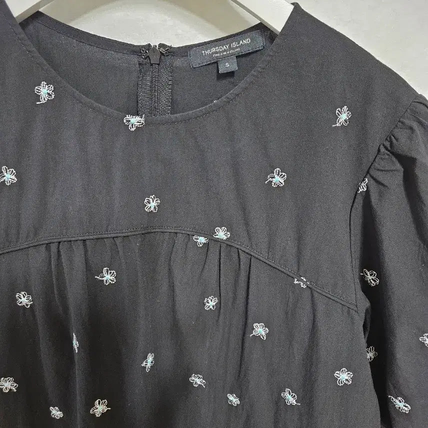 [BUNJANG] Thursday Island Floral Embroidered Blouse / 써스데이아일랜드25 꽃자수 블랏