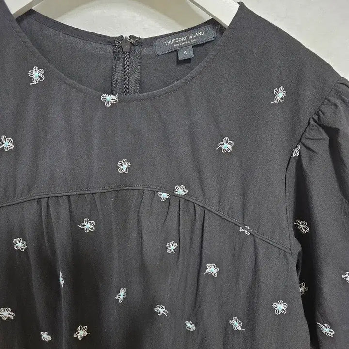 [BUNJANG] Thursday Island Floral Embroidered Blouse / 써스데이아일랜드25 꽃자수 블랏
