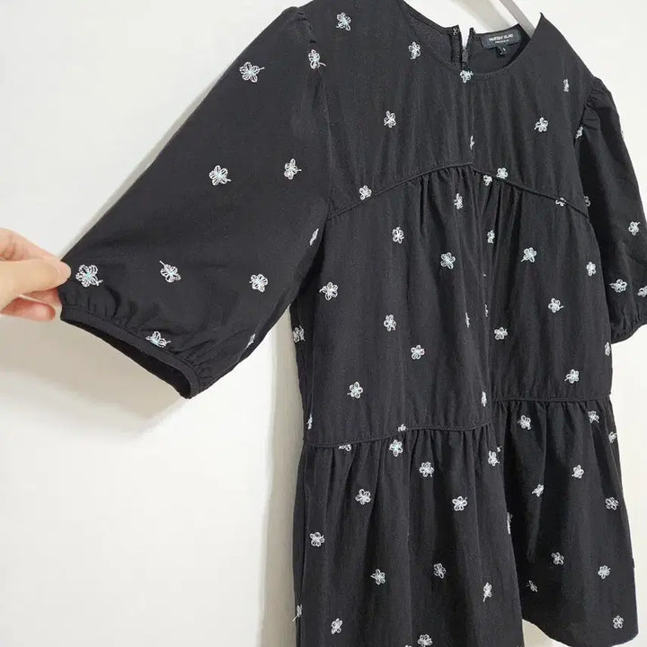 [BUNJANG] Thursday Island Floral Embroidered Blouse / 써스데이아일랜드25 꽃자수 블랏