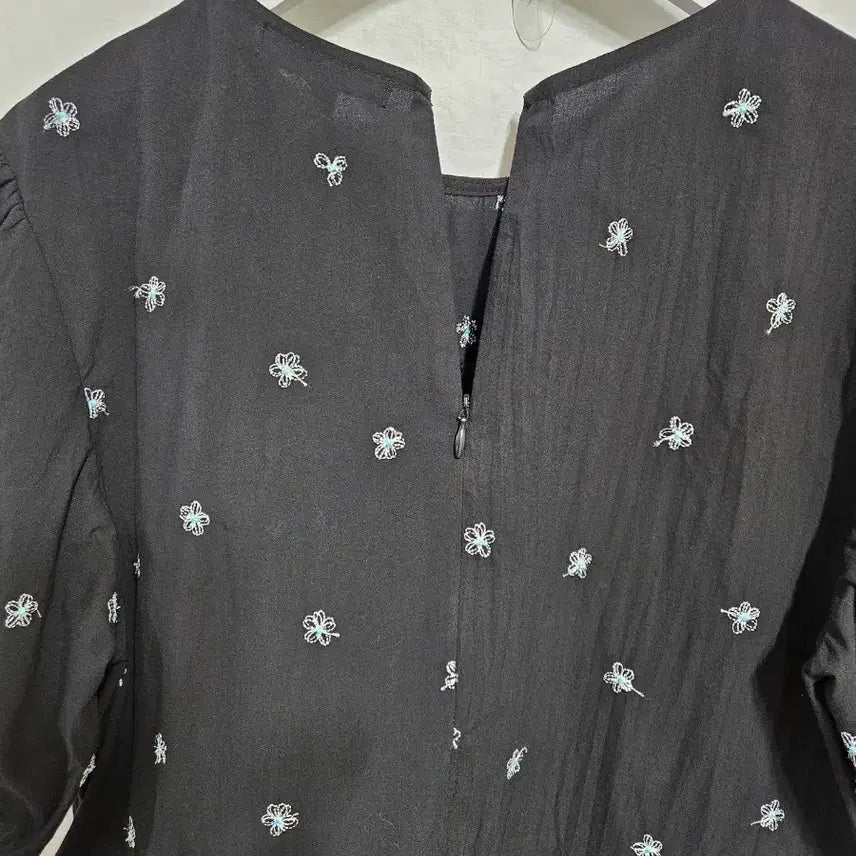 [BUNJANG] Thursday Island Floral Embroidered Blouse / 써스데이아일랜드25 꽃자수 블랏