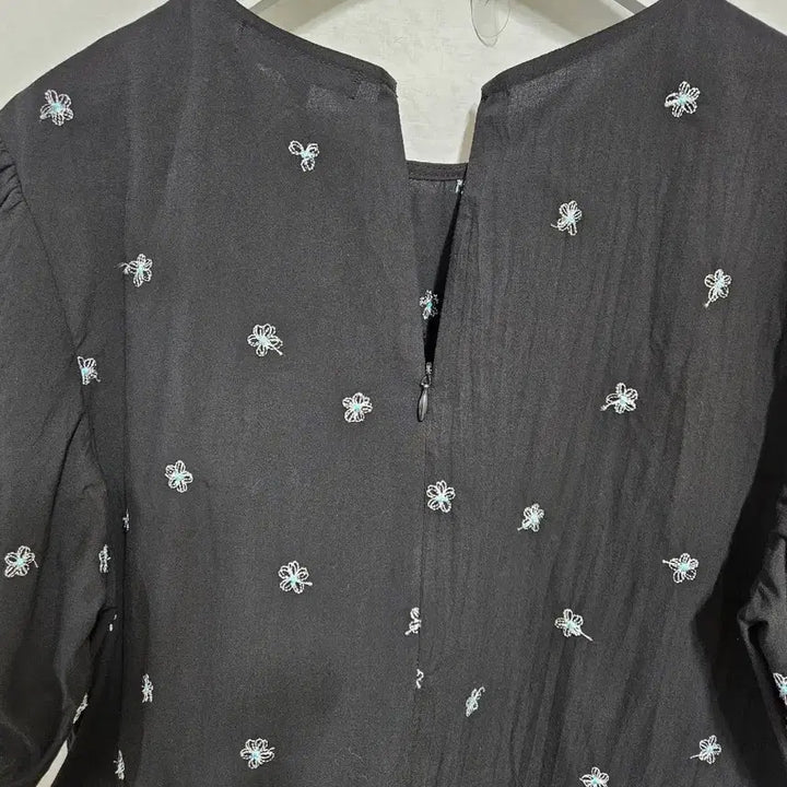 [BUNJANG] Thursday Island Floral Embroidered Blouse / 써스데이아일랜드25 꽃자수 블랏