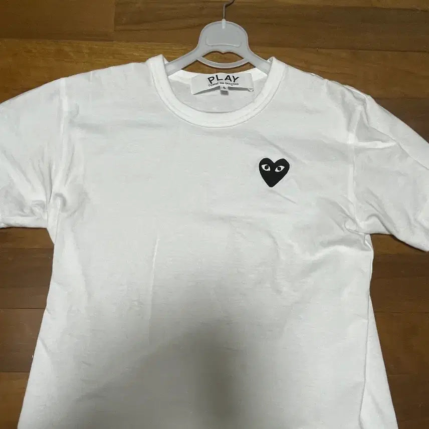 [SOLD OUT] 꼼데가르송 블랙하트 흰색 반팔티셔츠 s