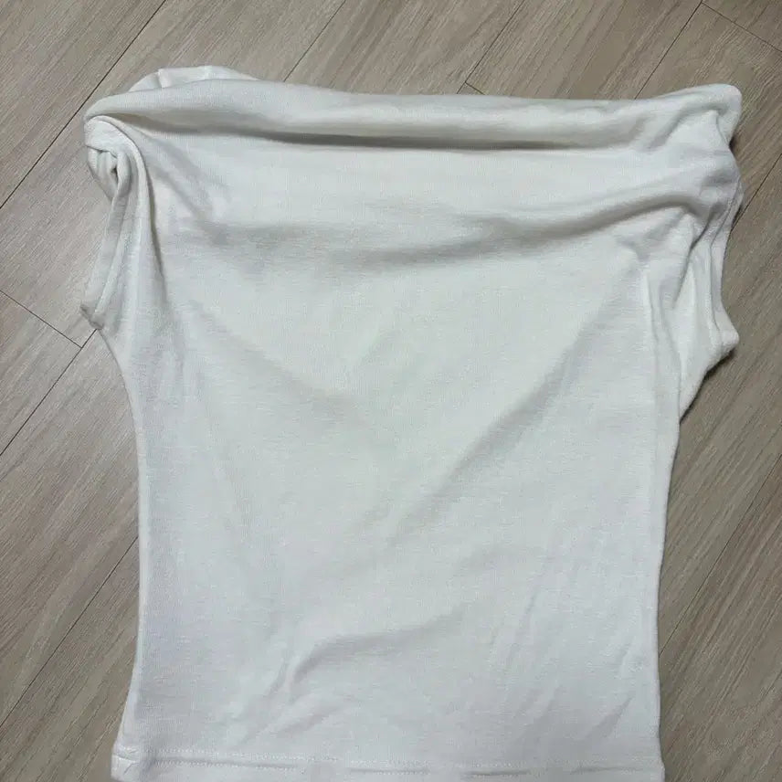 [BUNJANG] White Off-Shoulder Short Sleeve T-shirt / 화이트 오프숄더