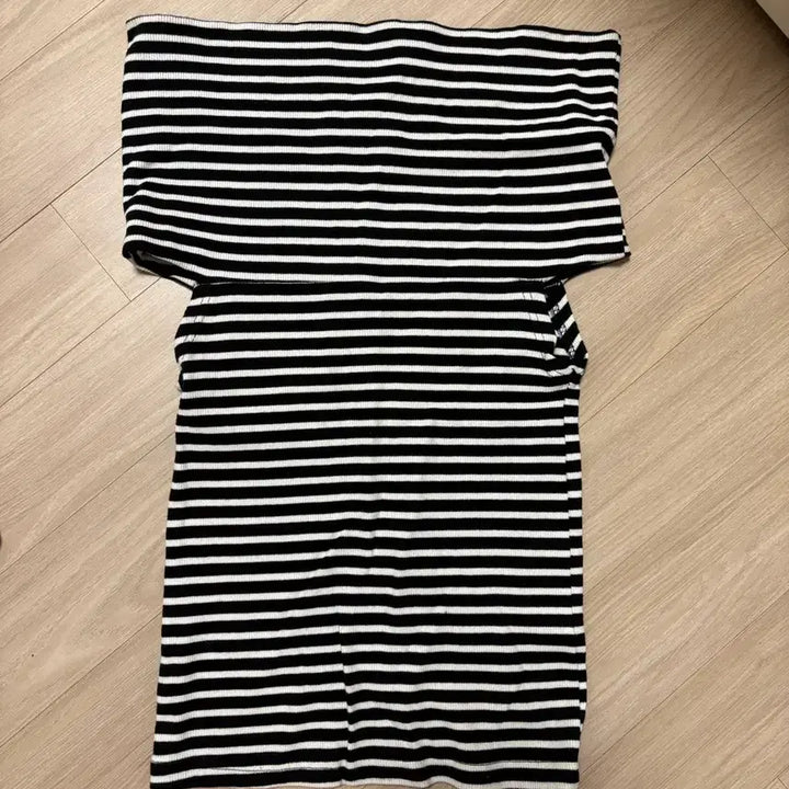 [BUNJANG] Attrangs Striped Off-Shoulder Top / 아뜨랑스 오프숄더