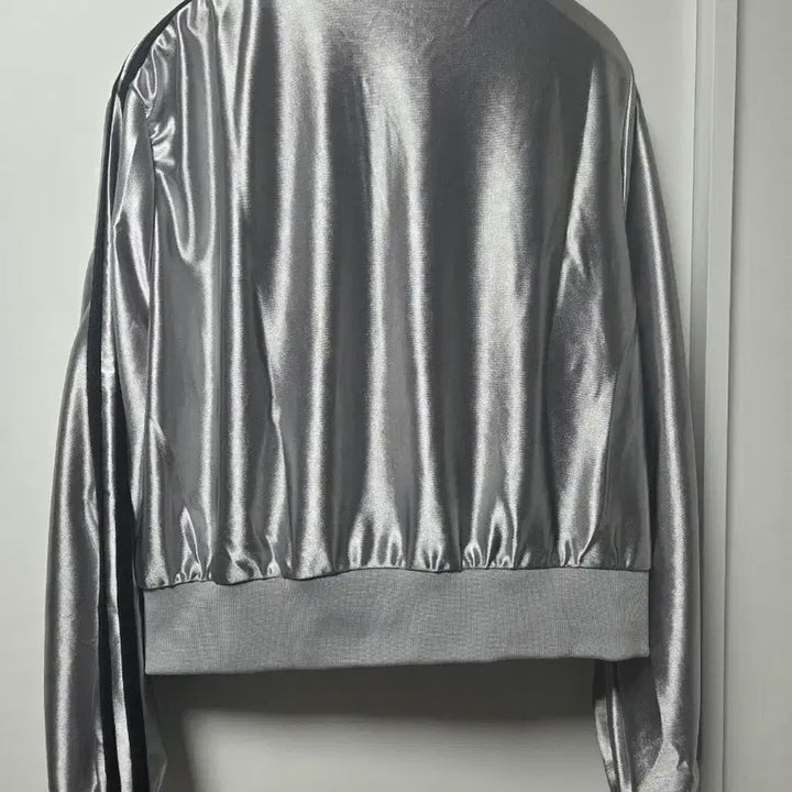 [SOLD OUT] 실버 메탈 크롭 트랙 집업 자켓