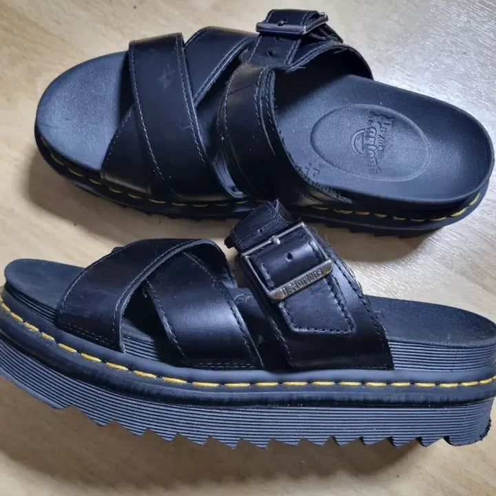 [BUNJANG] Dr. Martens Black Leather Slippers (Size 250) / 닥터마틴  블랙 가죽 슬리퍼  사이즈250