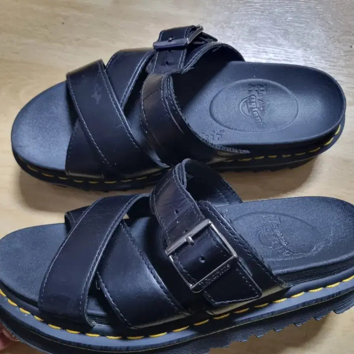 [BUNJANG] Dr. Martens Black Leather Slippers (Size 250) / 닥터마틴  블랙 가죽 슬리퍼  사이즈250