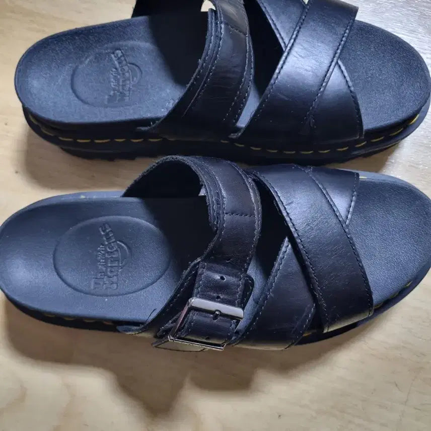 [BUNJANG] Dr. Martens Black Leather Slippers (Size 250) / 닥터마틴  블랙 가죽 슬리퍼  사이즈250