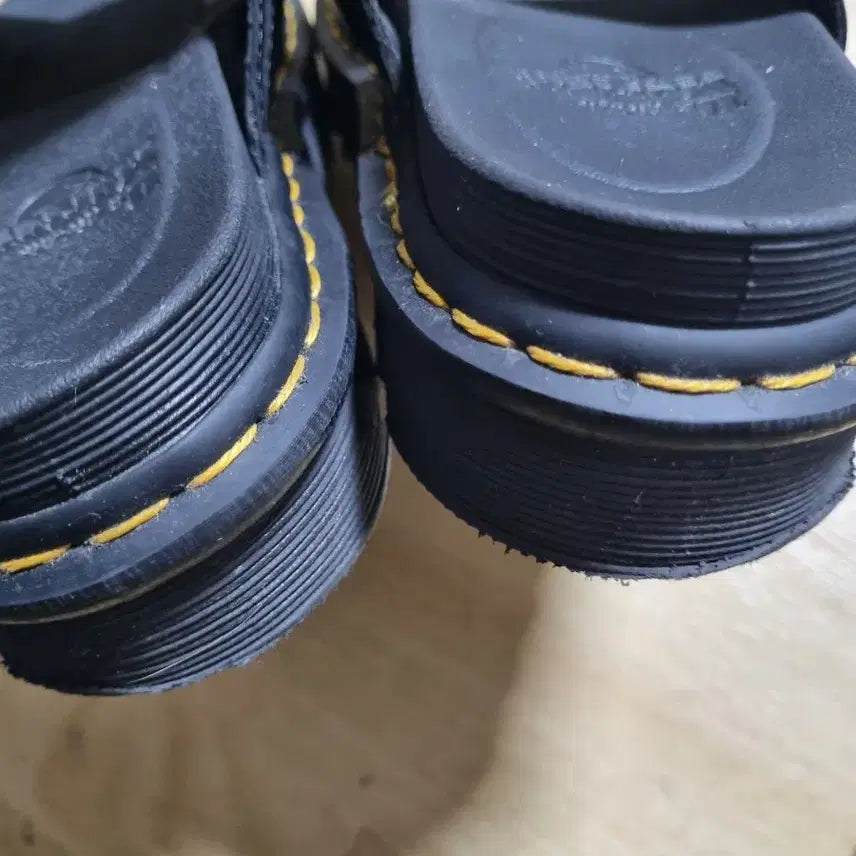 [BUNJANG] Dr. Martens Black Leather Slippers (Size 250) / 닥터마틴  블랙 가죽 슬리퍼  사이즈250