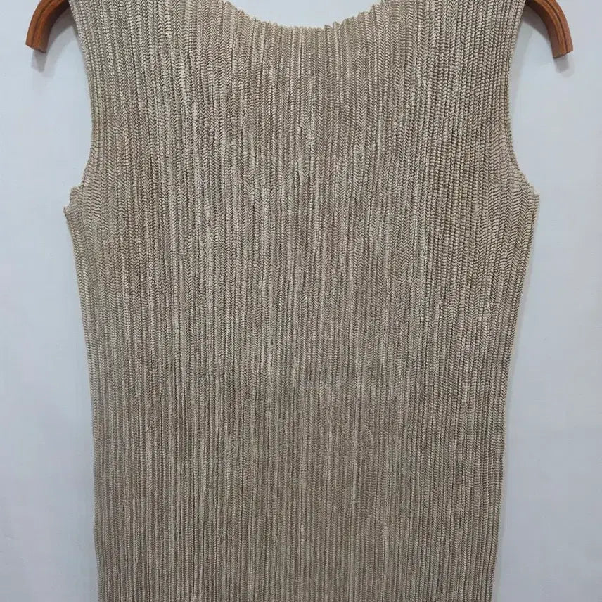 [BUNJANG] Spezzio Beige Gold Pleated Sleeveless Top / (정품)스페치오 베이지 골드 플리츠 민소매 티셔츠