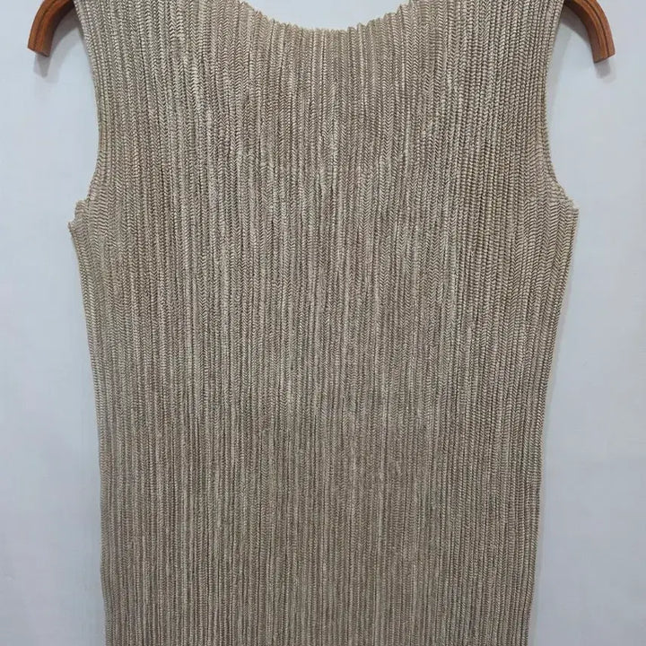 [BUNJANG] Spezzio Beige Gold Pleated Sleeveless Top / (정품)스페치오 베이지 골드 플리츠 민소매 티셔츠