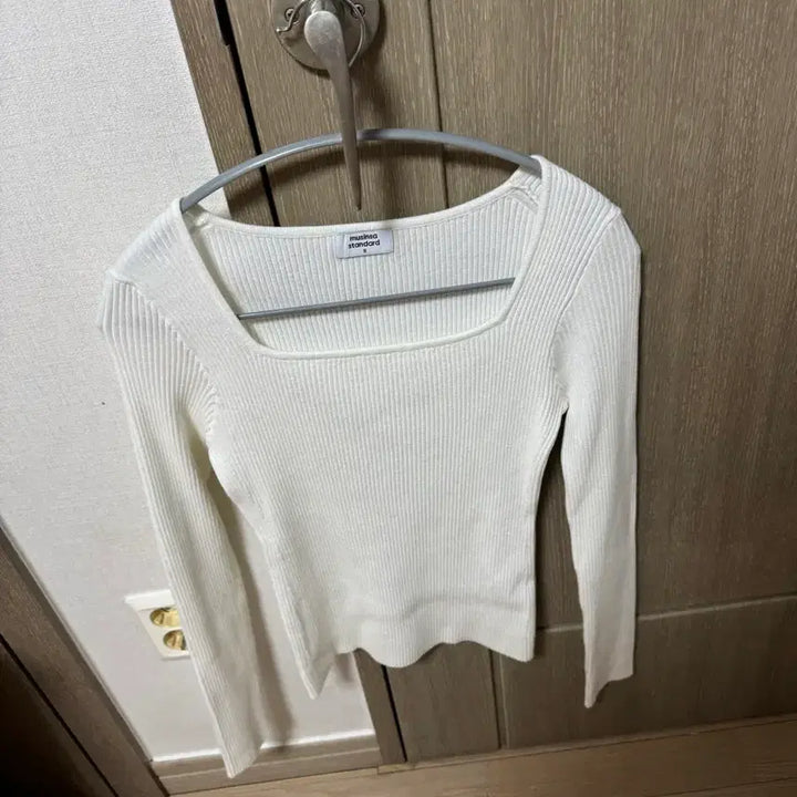 [SOLD OUT] (새상품) 무신사 스탠다드 스퀘어넥 골지 니트 화이트