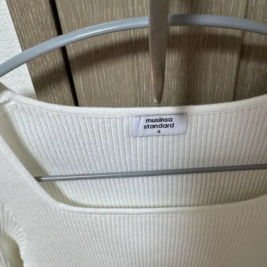 [SOLD OUT] (새상품) 무신사 스탠다드 스퀘어넥 골지 니트 화이트