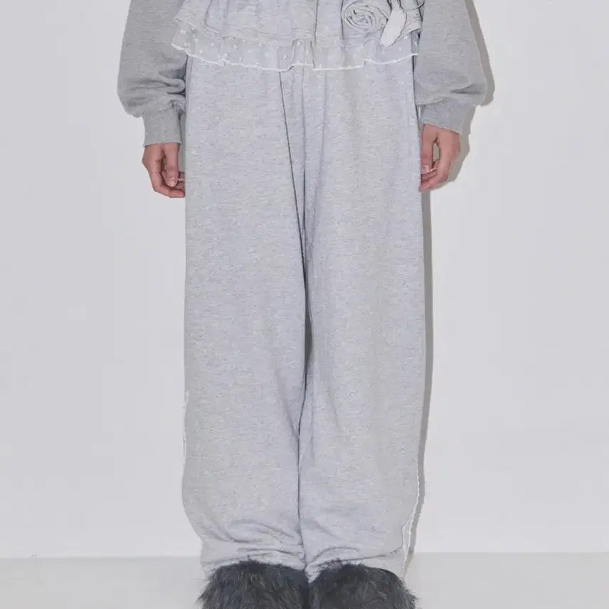 [BUNJANG] Illygo Bloom Ruffle Lace Sweat Pants Gray / 일리고 블룸 러플 레이스 스웻 팬츠 그레이