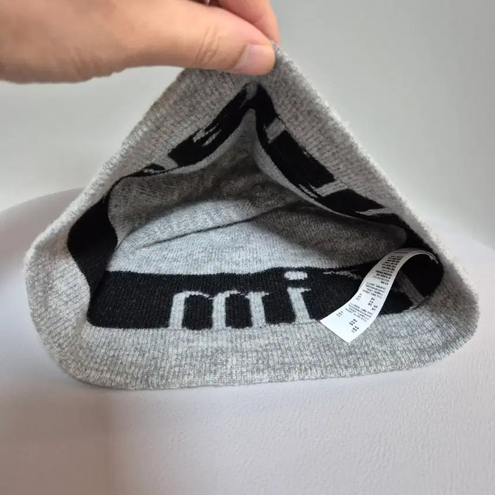 [SOLD OUT] 마뗑킴 로고 자카드 숏 비니 그레이