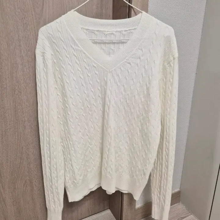 [SOLD OUT] (1회착용) 시크폭스 자체제작 비스코스 꽈배기 브이넥 니트