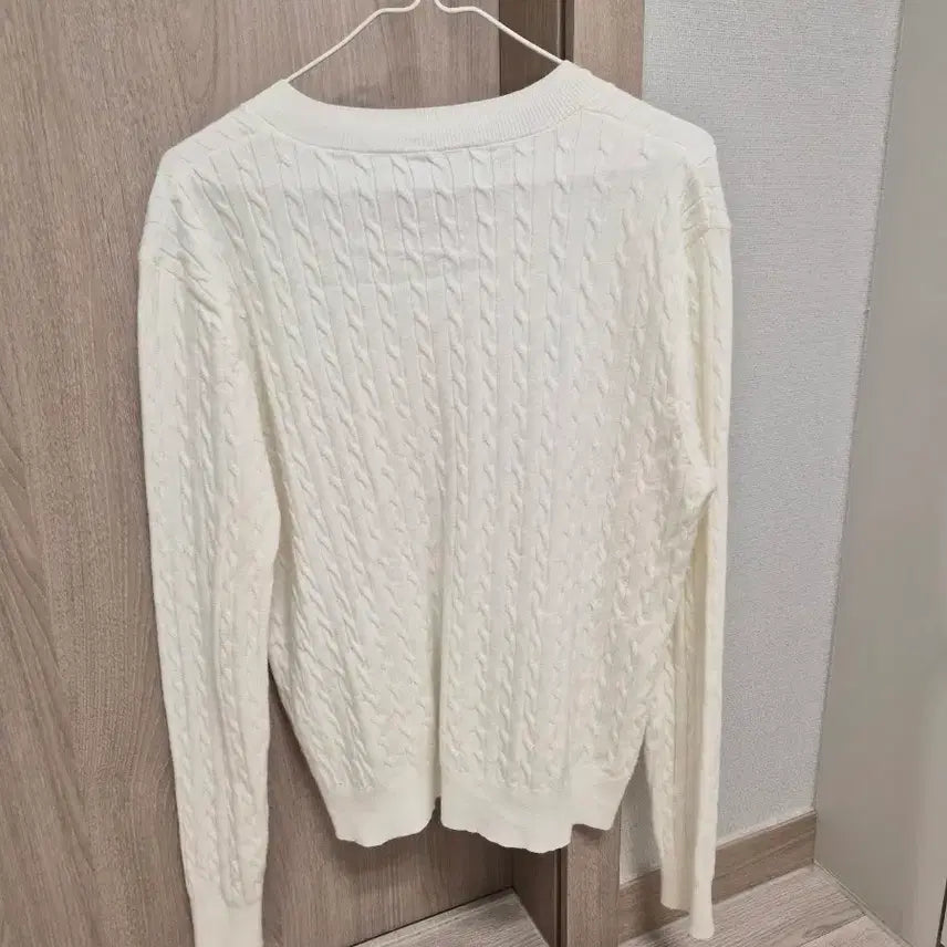 [SOLD OUT] (1회착용) 시크폭스 자체제작 비스코스 꽈배기 브이넥 니트