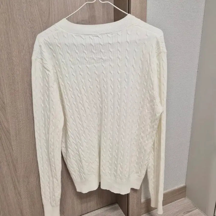 [SOLD OUT] (1회착용) 시크폭스 자체제작 비스코스 꽈배기 브이넥 니트