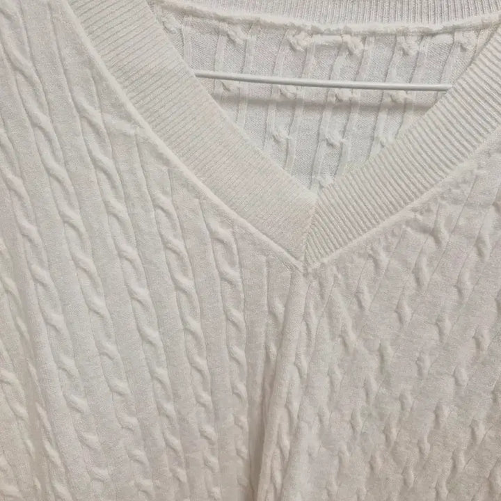 [SOLD OUT] (1회착용) 시크폭스 자체제작 비스코스 꽈배기 브이넥 니트