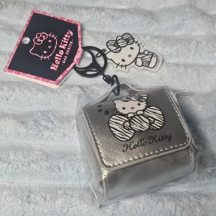 [BUNJANG] Sanrio Hello Kitty Gya-ru Series Back Charm Multi Case Keyring (Silver) / 산리오 헬로키티 갸루시리즈 백참 멀티케이스 키링 (실버 ver)