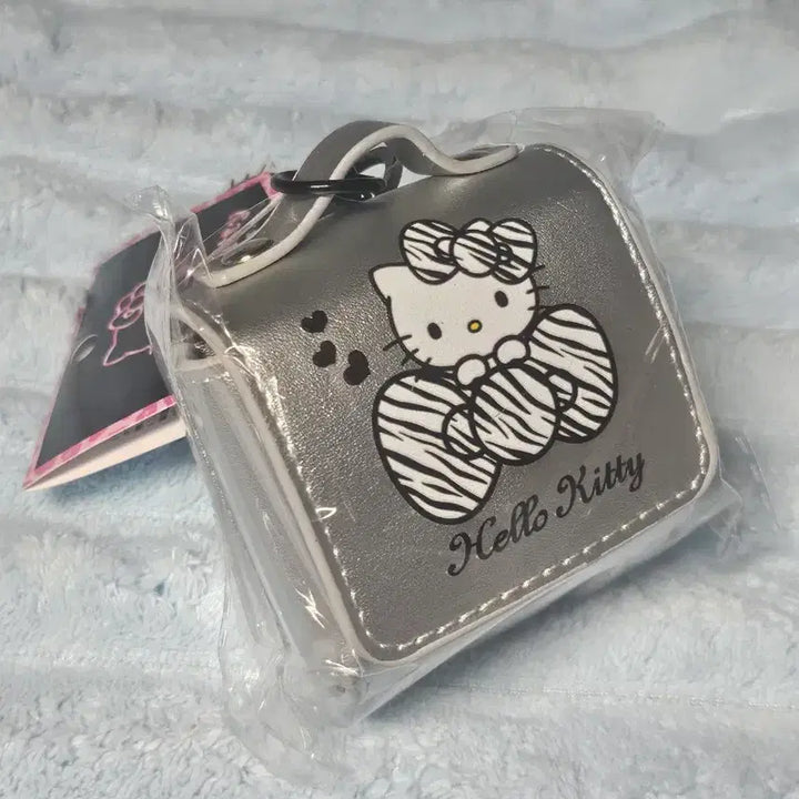 [BUNJANG] Sanrio Hello Kitty Gya-ru Series Back Charm Multi Case Keyring (Silver) / 산리오 헬로키티 갸루시리즈 백참 멀티케이스 키링 (실버 ver)