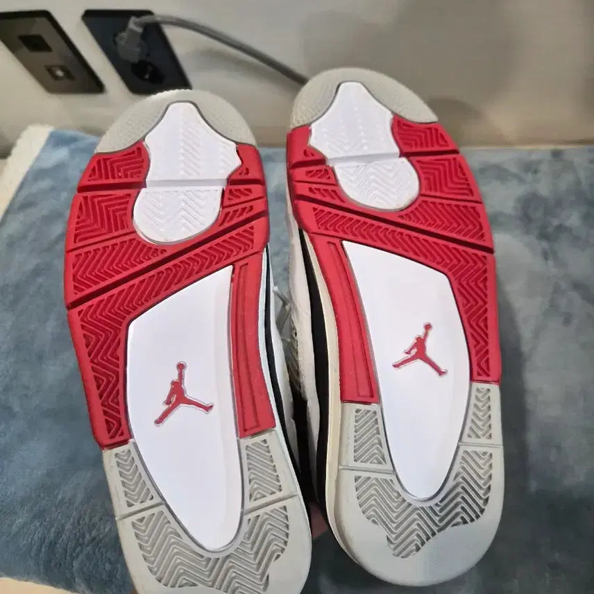 [BUNJANG] Nike Air Jordan 4 Fire Red (240mm) Sneakers / 여성 240(6Y)나이키 에어 조던 4 파이어레드 새제품 판매합니다