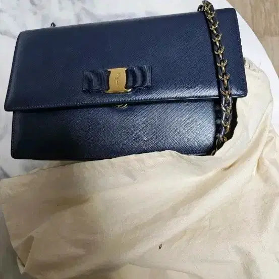 [BUNJANG] Ferragamo Vara Bow Chain Shoulder Bag / 페라가모 바라 체인 숄더백
