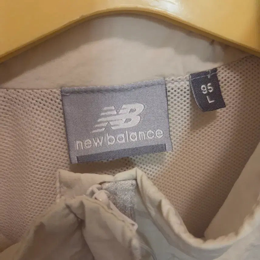 [BUNJANG] New Balance Active Crop Windbreaker Beige / 뉴발란스 액티브 크롭 바람막이