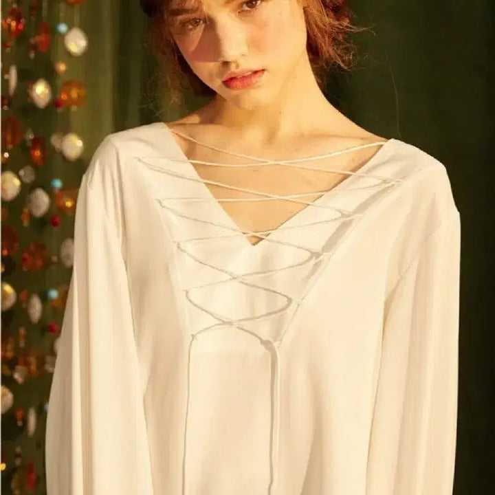 [BUNJANG] Dewe Dewe Im Hyun-ju White V-neck Blouse / 하트시그널 임현주 블라우스 듀이듀이 정품 화이트블라우스 v넥