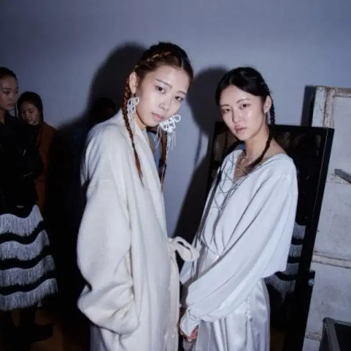 [BUNJANG] Dewe Dewe Im Hyun-ju White V-neck Blouse / 하트시그널 임현주 블라우스 듀이듀이 정품 화이트블라우스 v넥