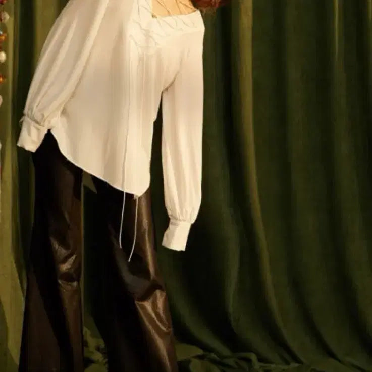 [BUNJANG] Dewe Dewe Im Hyun-ju White V-neck Blouse / 하트시그널 임현주 블라우스 듀이듀이 정품 화이트블라우스 v넥