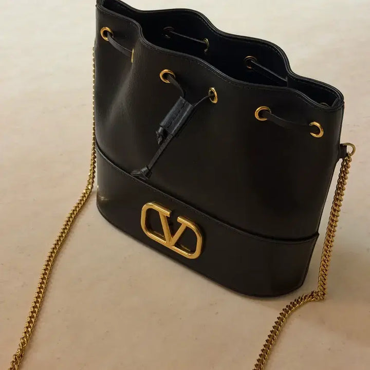 [BUNJANG] Valentino Garavani Black Nappa Leather Mini VLogo Signature Bucket Bag with Chain / 발렌티노 가라바니 블랙 버킷백 체인백