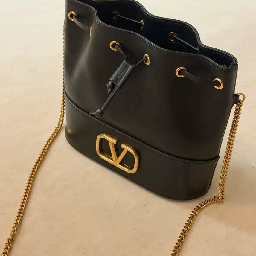 [BUNJANG] Valentino Garavani Black Nappa Leather Mini VLogo Signature Bucket Bag with Chain / 발렌티노 가라바니 블랙 버킷백 체인백