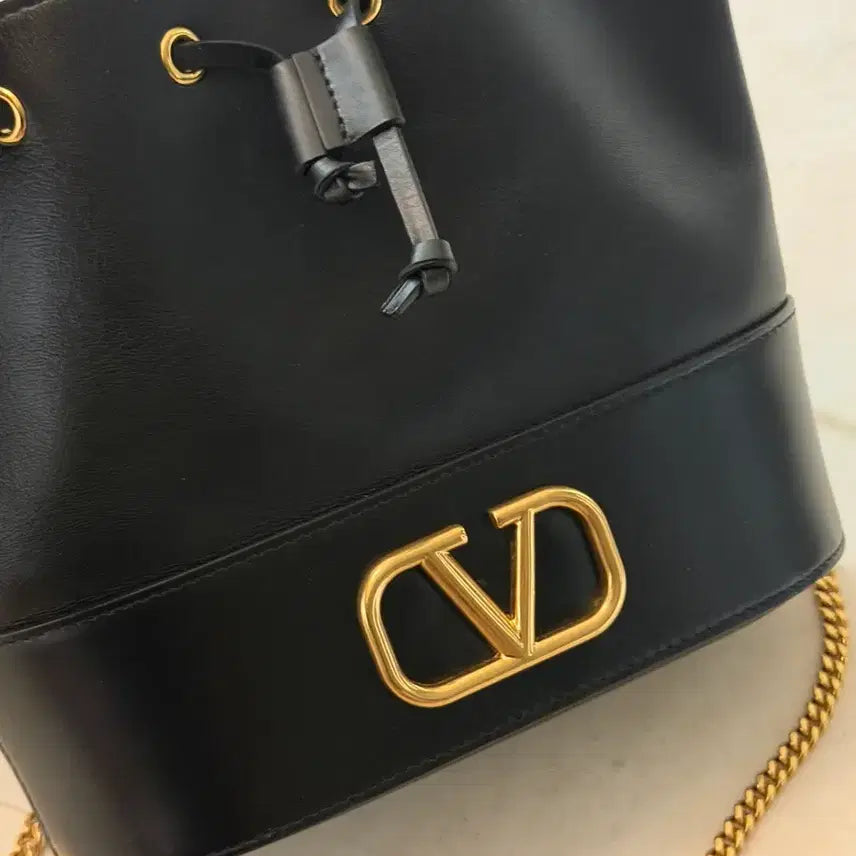 [BUNJANG] Valentino Garavani Black Nappa Leather Mini VLogo Signature Bucket Bag with Chain / 발렌티노 가라바니 블랙 버킷백 체인백