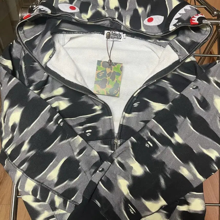 [BUNJANG] BAPE Shark Black Camo Hoodie Zip-up / 베이프 샤크 블랙 카모 후드집업(급처)