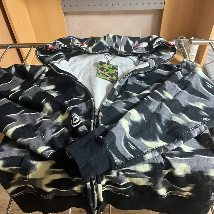 [BUNJANG] BAPE Shark Black Camo Hoodie Zip-up / 베이프 샤크 블랙 카모 후드집업(급처)